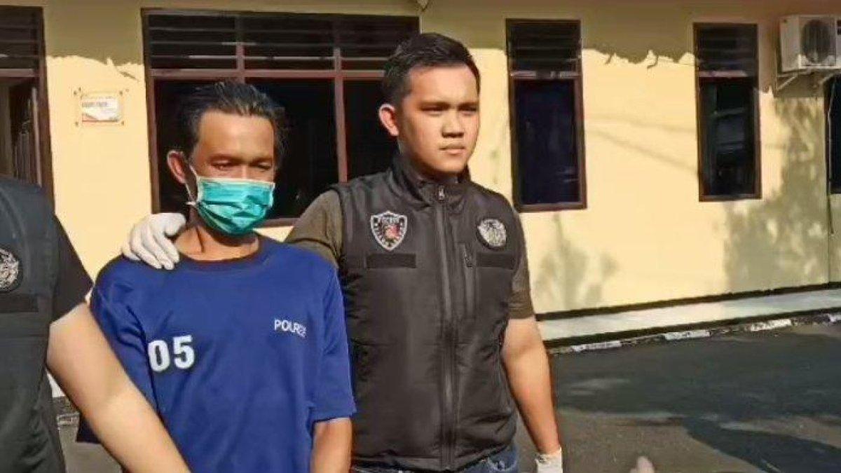 Pelaku EJ (45) kasus penganiayaan guru saat digiring saat konfrensi pers, Minggu (6/8/2023).