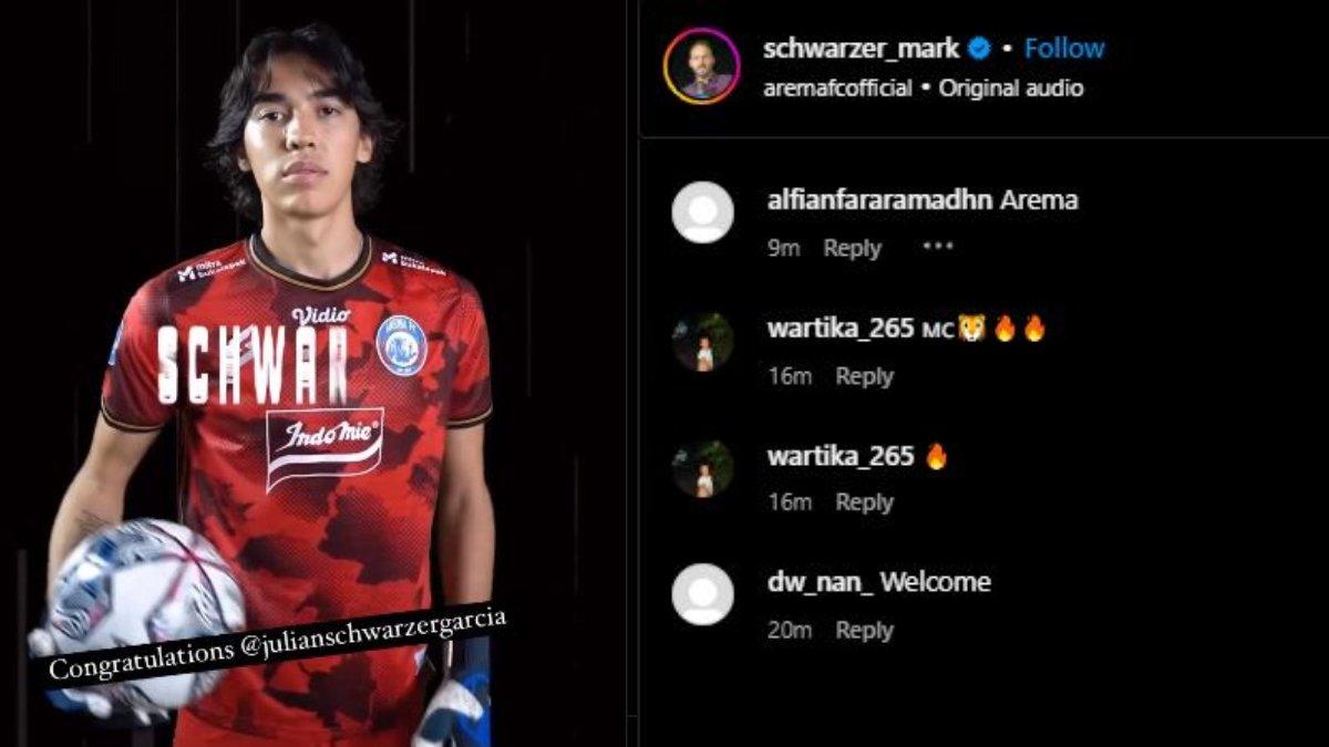 Eks kiper Chelsea, yakni Mark Schwarzer tengah memberikan selamat kepada kiper baru Arema FC yang merupakan anak kandungnya, yakni Julian Schwarzer seusai resmi bergabung dengan Singo Edan untuk Liga 1 2023.