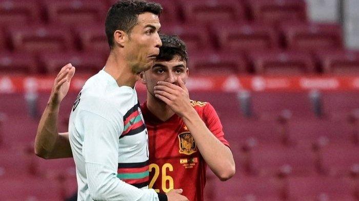 Ekspresi Cristiano Ronaldo ketika dibisiki oleh pemain Timnas Spanyol yang juga merupakan Rekan Messi, Pedri pada laga uji coba Timnas Portugal vs Timnas Spanyol jelang EURO 2020, Sabtu (5/6/2021).