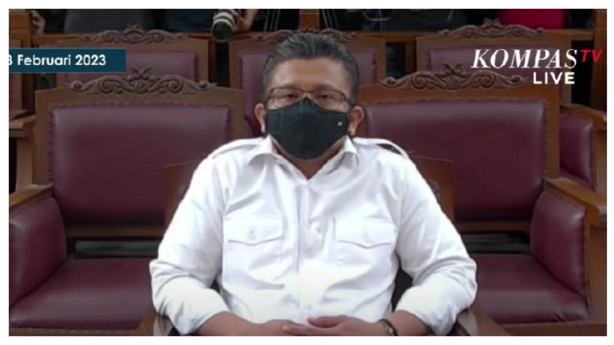 Reaksi Ferdy Sambo seusai divonis hukuman mati dalam sidang yang digelar Senin (13/2/2023). Sorak sorai hadirin sidang memenuhi ruangan sidang seusai vonis.