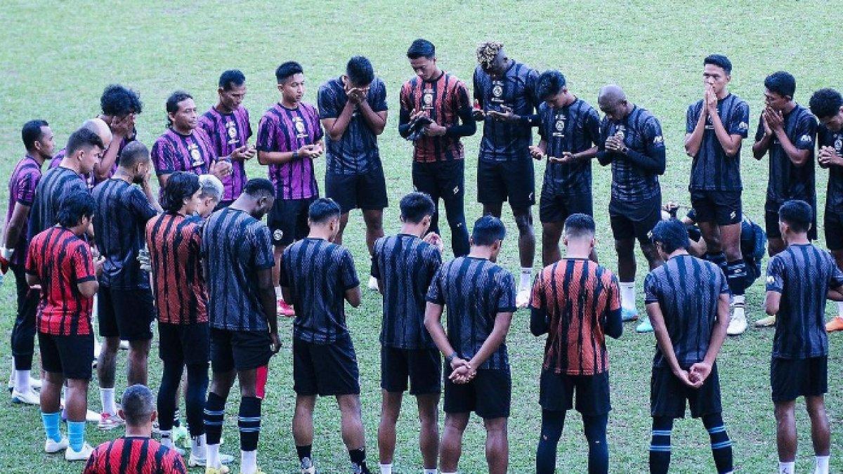 Pelatih anyar Arema FC, Fernando Valente langsung memimpin latihan skuad Singo Edan jelang lawan Persikabo 1973