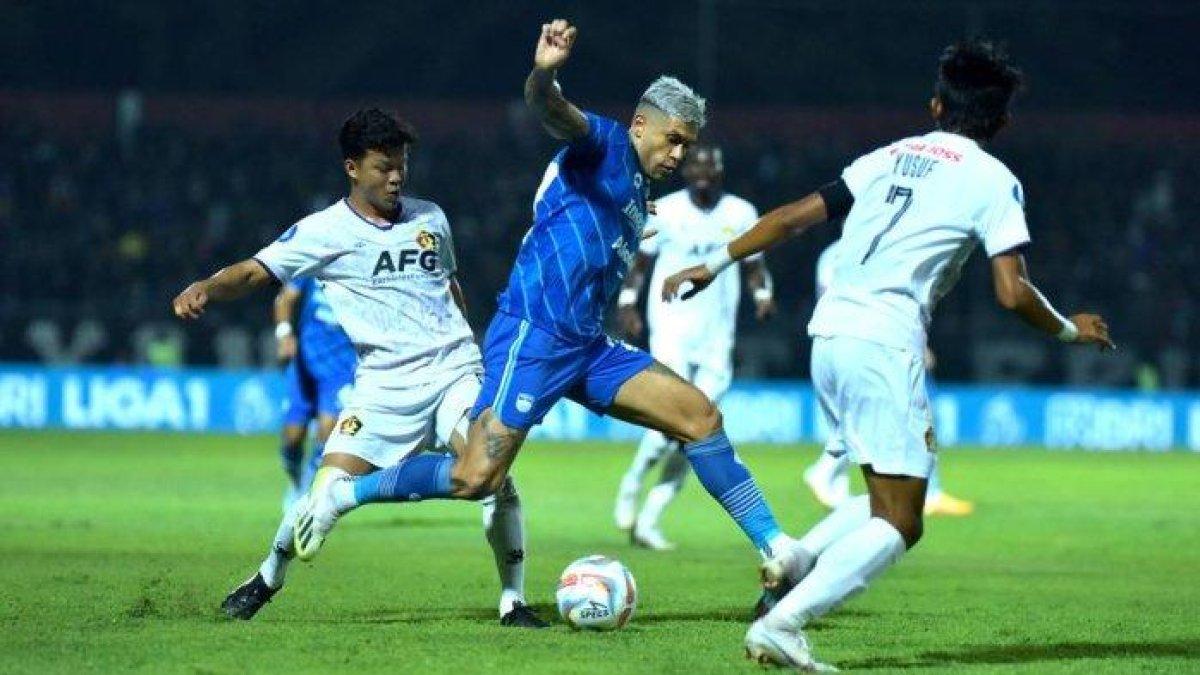 Pemain Persib Bandung Ciro Alves berusaha melewati pemain Persik Kediri saat pertandingan Liga 1 di Stadion Brawijaya, Kediri, Jawa Timur, Jumat (28/7/2023). Laga ini dimenangkan Persib Bandung dengan skor 2-1.