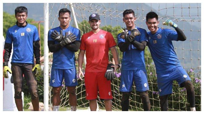 Empat kiper Arema FC, Utam Rusdiana, Teguh Amiruddim, Kartika Ajie dan Andriyas Francisco bersama pelatih kiper Felipe Americo.