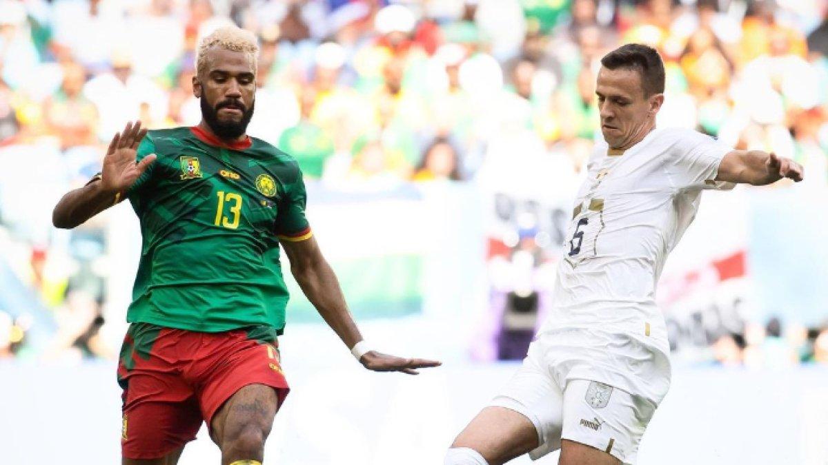 Pemain Timnas Kamerun, Eric Maxim Choupo-Moting ketika berebut bola dengan gelandang Timnas Serbia, Nemanja Maksimovi?.