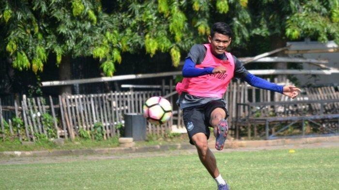 Mantan pemain PSIS Semarang di Liga 2 2017, Erik Dwi Ermawansyah dikabarkan meninggal dunia karena serangan jantung, Jumat (25/1/2019).