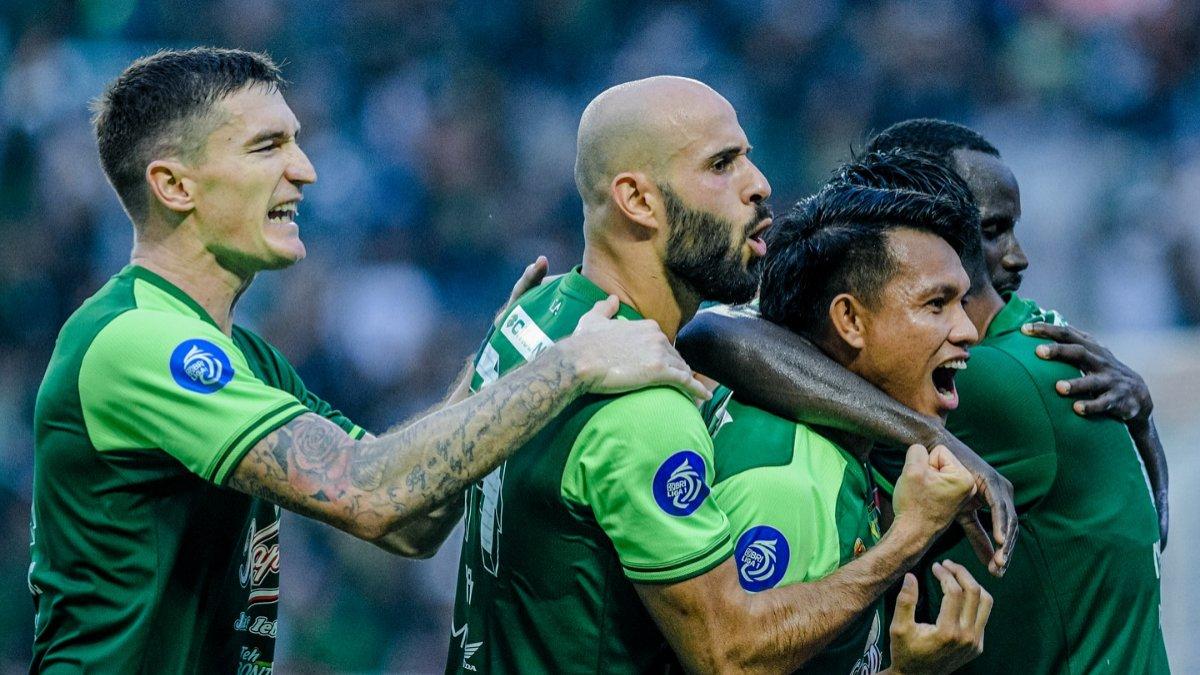 Bek asing Persebaya Surabaya, Slavko Damjanovic (kiri) beserta rekan-rekannya.