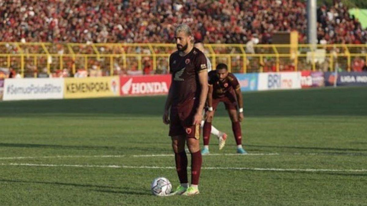 Striker PSM Makassar, Everton Naschimento ketika akan mengeksekusi tendangan penalti pada laga melawan Bali United di Liga 1 2022, Minggu (31/7/2021).