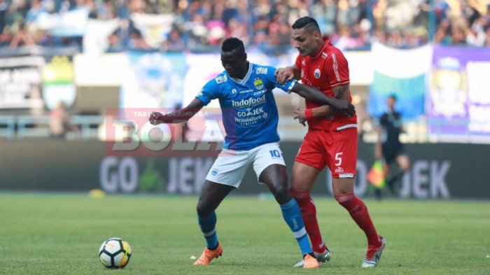 Penyerang Persib, Ezechiel N'Douassel, berduel dengan bek Persija, Jaimerson Silva pada laga Liga 1 2018 di Stadion Gelora Bandung Lautan Api (GBLA), Kota Bandung, Minggu (23/9/2018).