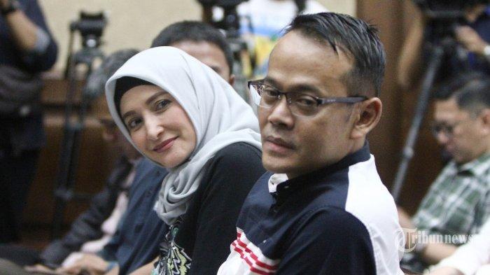 Direktur PT Melati Technofo Indonesia (MTI) Fahmi Darmawansyah memeluk istrinya, Inneke Koesherawati usai menjalani persidangan lanjutan dengan agenda pembacaan vonis di Pengadilan Tipikor, Jakarta, Rabu (24/5/2017).