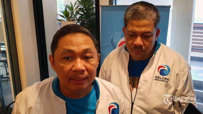 Inisiator Partai Gelora Indonesia Anis Matta (kiri) dan Fahri Hamzah (kanan) memberikan keterangan usai perkenalan partai baru tersebut di Jakarta, Minggu (10/11/2019).