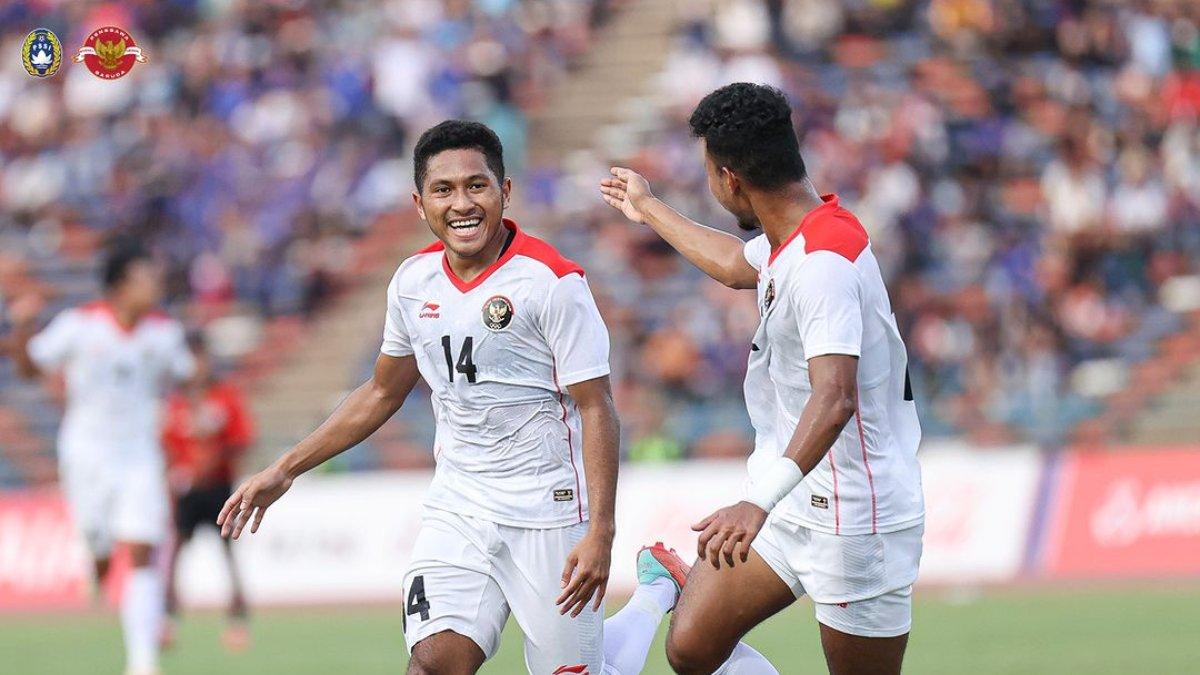 Pemain Borneo FC, Fajar Fathur Rahman saat membela Timnas U-22 Indonesia (kiri) pada ajang SEA Games 2023 di Stadion Olympic, Phnom Penh, Kamboja, Minggu (7/5/2023).