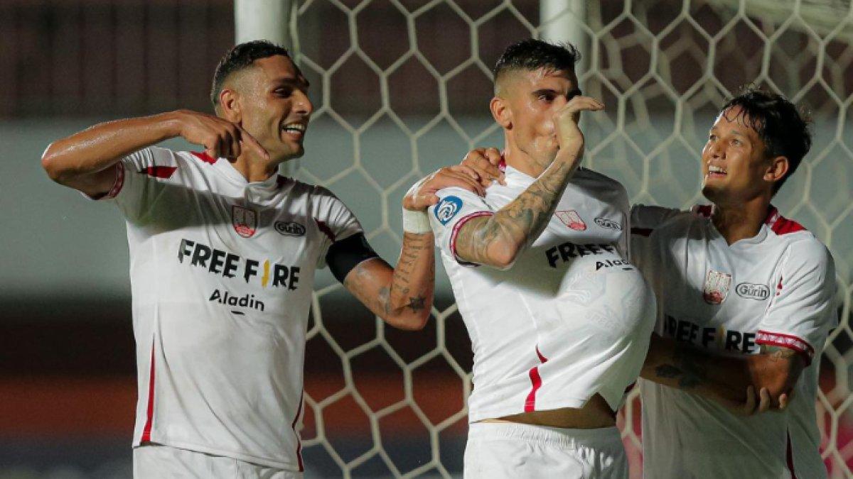 Striker asing Persis Solo, Fernando Ortega (tengah) berselebrasil dengan dua rekannya, Jaimerson dan Irfan Bachdim.