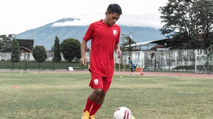 Fikri Ardiansyah saat menjalani sesi latihan di Persis Solo. Fikri Ardiansyah mengalami cidera dan harus menepi selama sembilan bulan untuk pemulihan.