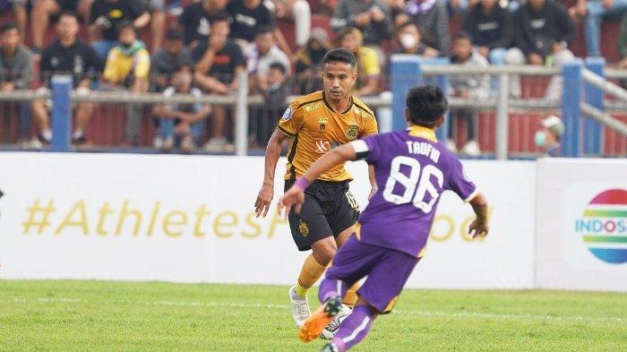 Gelandang bertahan Bhayangkara FC Finky Pasamba. Finky Pasamba alami anjlok performa di Bhayangkara FC, padahal jadi primadona di PSIS Semarang.