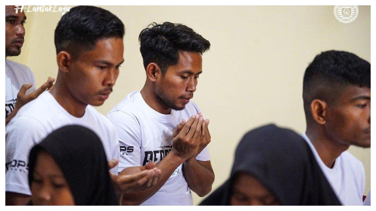 ilustrasi foto. foto andik berdoa bersama para pemain persiraja