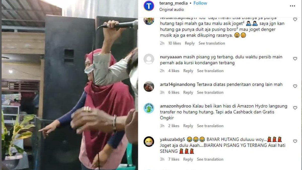 Foto emak-emak dilempar pisang