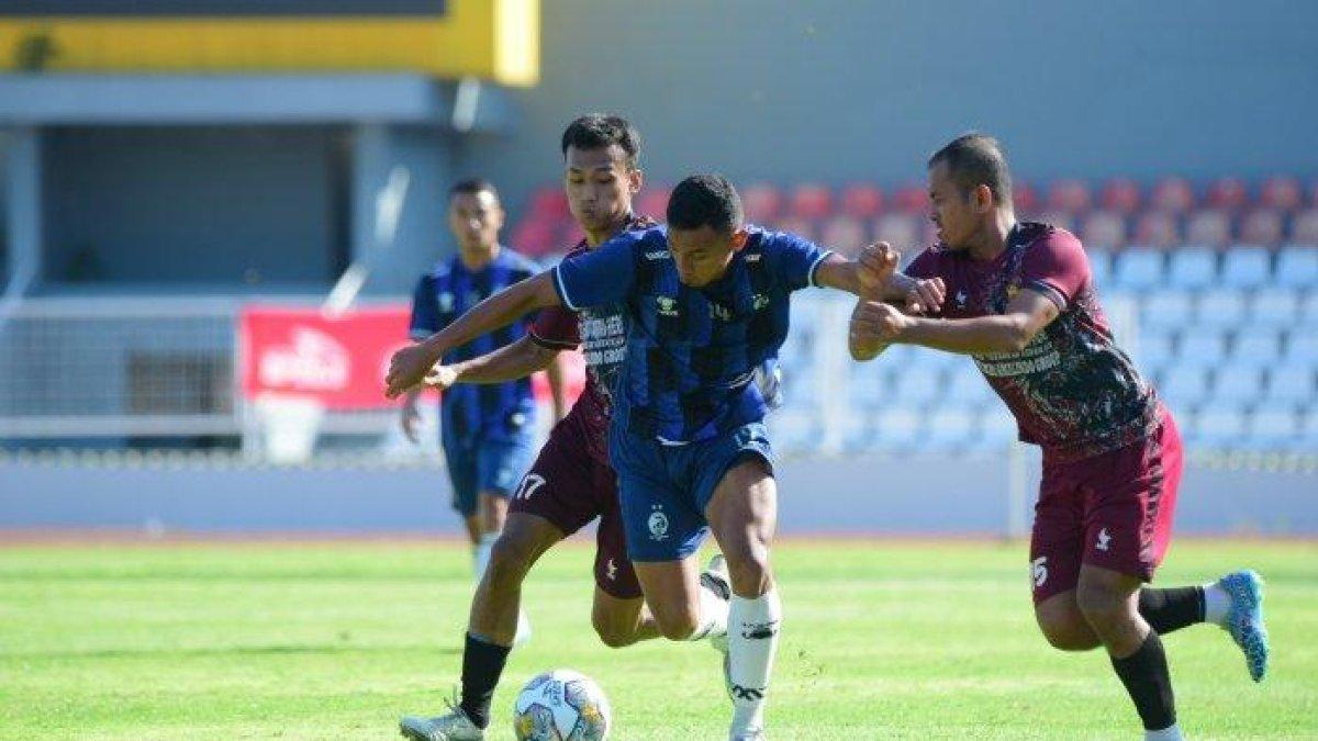Striker Sriwijaya FC Rivaldi Bawuo menggiring bola dibayang-bayangi dua pemain Tim Liga 3 David FC pada laga ujicoba perdana di Stadion Bumi Sriwijaya, Sabtu (8/7/2023), melansir Sripoku.com.