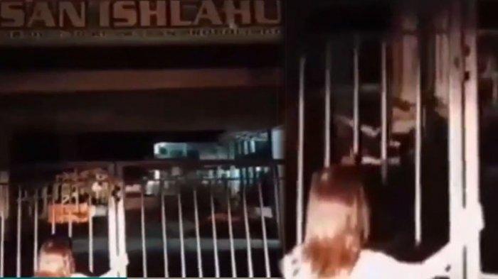 bocah berdiri di depan toko emas