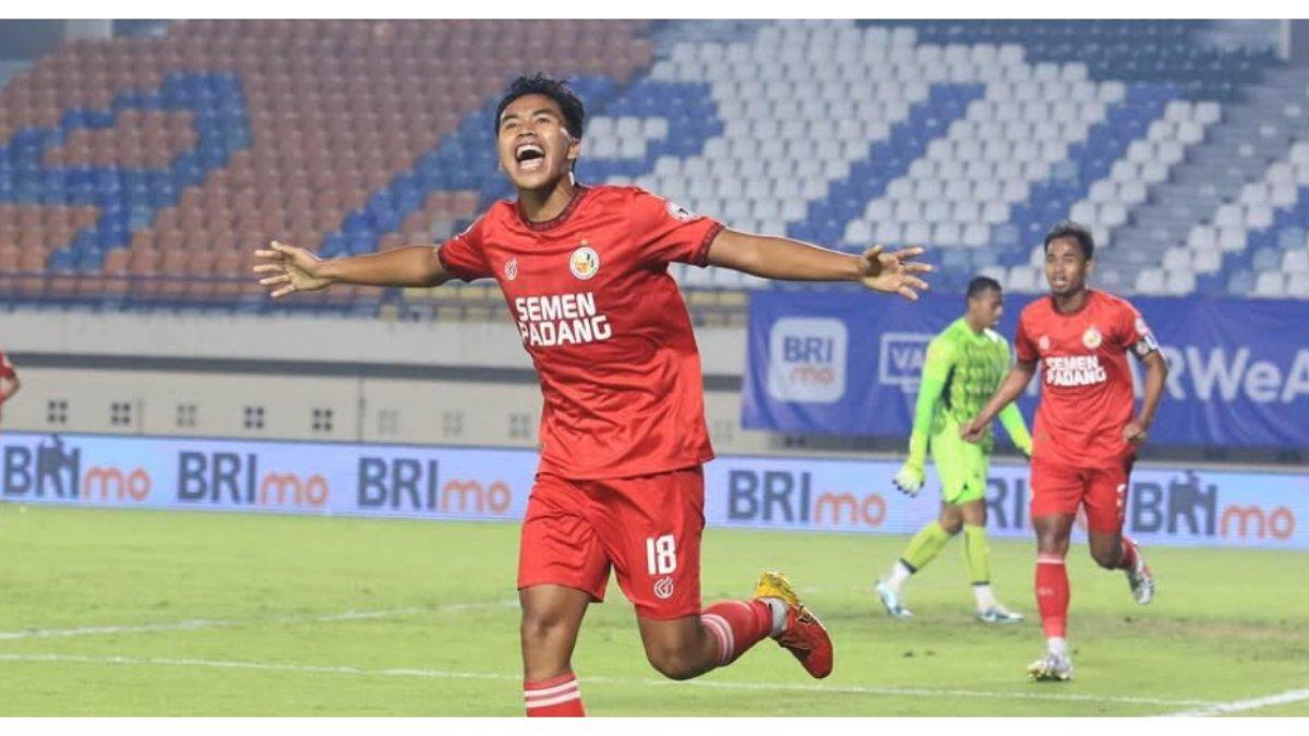 PROFIL PEMAIN - Foto Gala Pagamo saat laga membela Semen Padang FC. Potret Gala Pagamo pemain muda Semen Padang FC, Sabtu (15/3/2025).