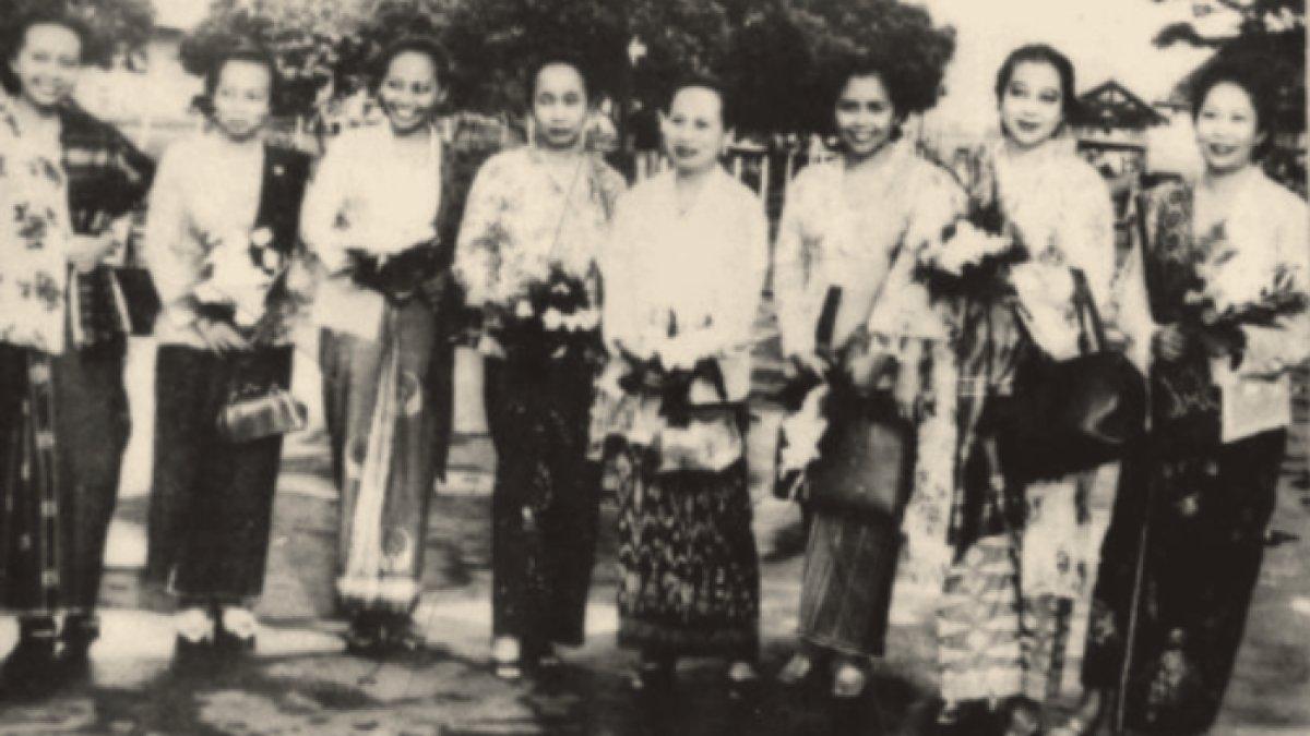 Gambar esai no. 1. Delegasi Kowani (Kongres Wanita Indonesia) dalam Konferensi Perempuan Asia Afrika tahun 1958 di Colombo. Dari kiri ke kanan: Nani Soewondo, S.K. Trimurti, Soehartini, Maria Ulfah Santoso, Hurustiati Soebandrio, Nyonya Soejono Prawirobismo, Nyonya Ilyas Sutan Pangeran, dan Kartini K. Radjasa .