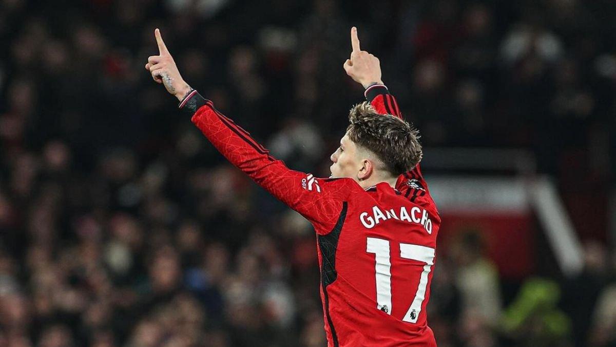 Potret Garnacho saat berlaga di Manchester United.