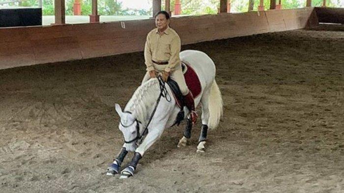 Gaya Prabowo saat berkuda di Padepokan Garuda Yaksa, Hambalang, Senin (22/7/2019)