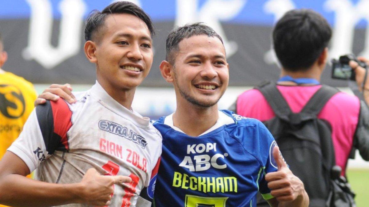 Gelandang Arema FC, Gian Zola bertukar jersey dengan sang adik Beckham Putra setelah laga melawan Persib Bandung pada pekan ke-26 Liga 1 2022 di Stadion Pakansari, Bogor, Kamis (23/2/2023).