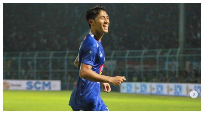Gelandang Arema FC, Hanif Sjahbandi saat melawan Kalteng Putra pada babak semifinal Piala Presiden 2019 di Stadion Kanjuruhan, Malang, Selasa (2/4/2019)