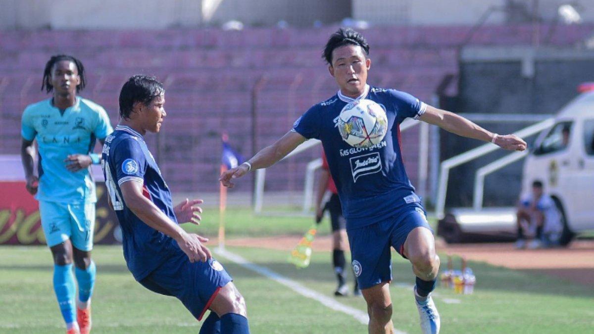 Gelandang asing Arema FC, Renshi Yamaguchi (kanan).
