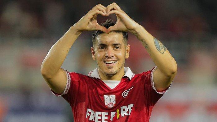 Gelandang asing Persis Solo, Alexis Messidoro melakukan selebrasi setelah mencetak gol ke gawang Madura United di Stadion Manahan, Solo, Selasa (23/8/2022).