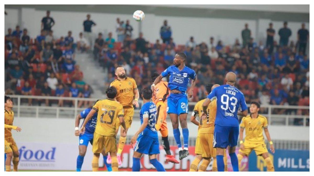 Gelandang asing PSIS Semarang, Boubakary Diarra menyundul bola saat laga melawan Bhayangkara FC.