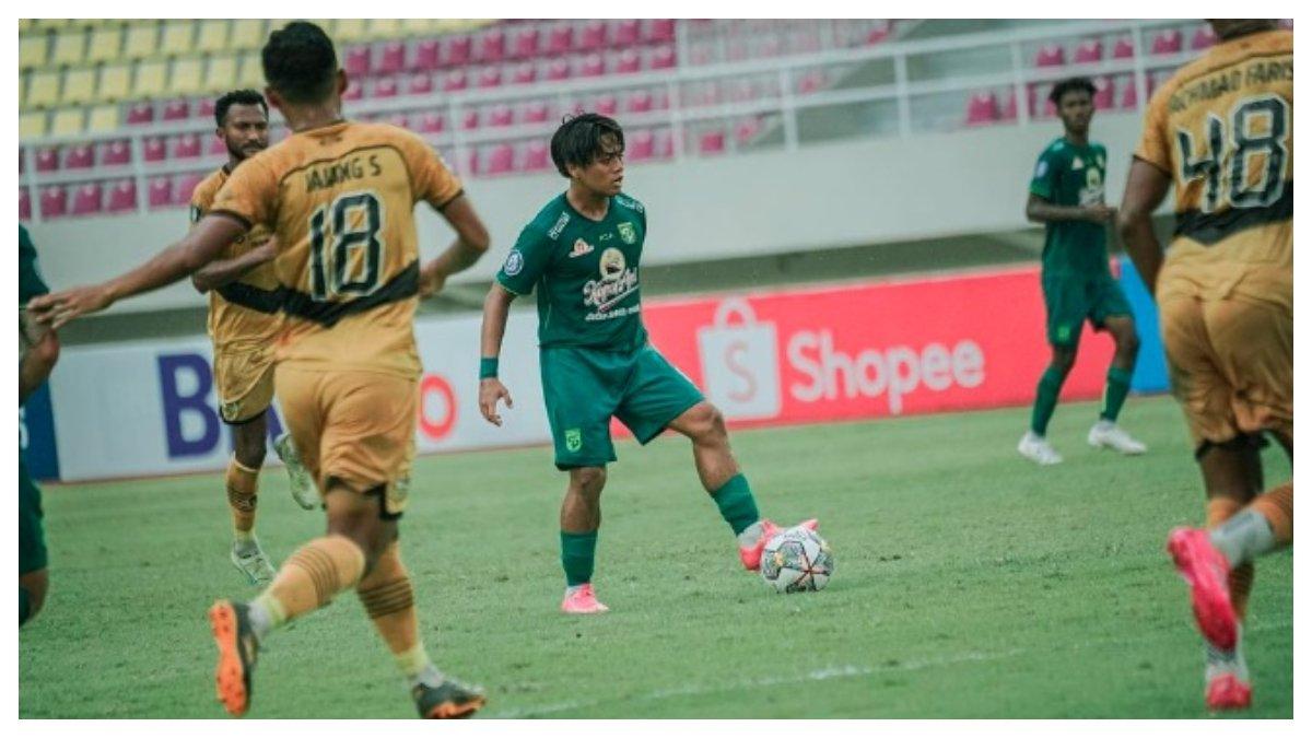 Gelandang bertahan Persebaya Surabaya, Andre Oktaviansyah.