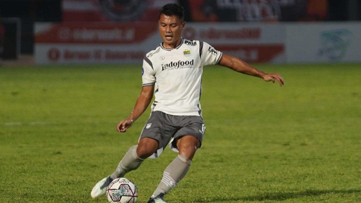 Gelandang Persib Bandung, Dedi Kusnandar saat melawan Borneo FC pada pekan ke-2 Liga 1 2022 di Stadion Segiri, Samarinda, Minggu (7/8/2023).