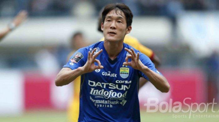 Gelandang Persib Bandung, Oh in-Kyun, merayakan golnya seusai membobol Sriwijaya FC dalam pertandingan perdana Grup A Piala Presiden 2018 di Stadion Gelora Bandung Lautan Api, Bandung, Selasa (16/1/2018).
