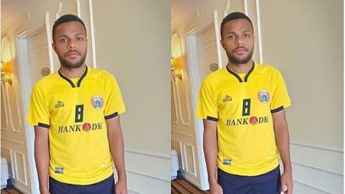 Gelandang Persija Jakarta, Yan Pieter Nasadit, menggunakan jersey baru berwarna kuning untuk Liga Champions Asia 2019