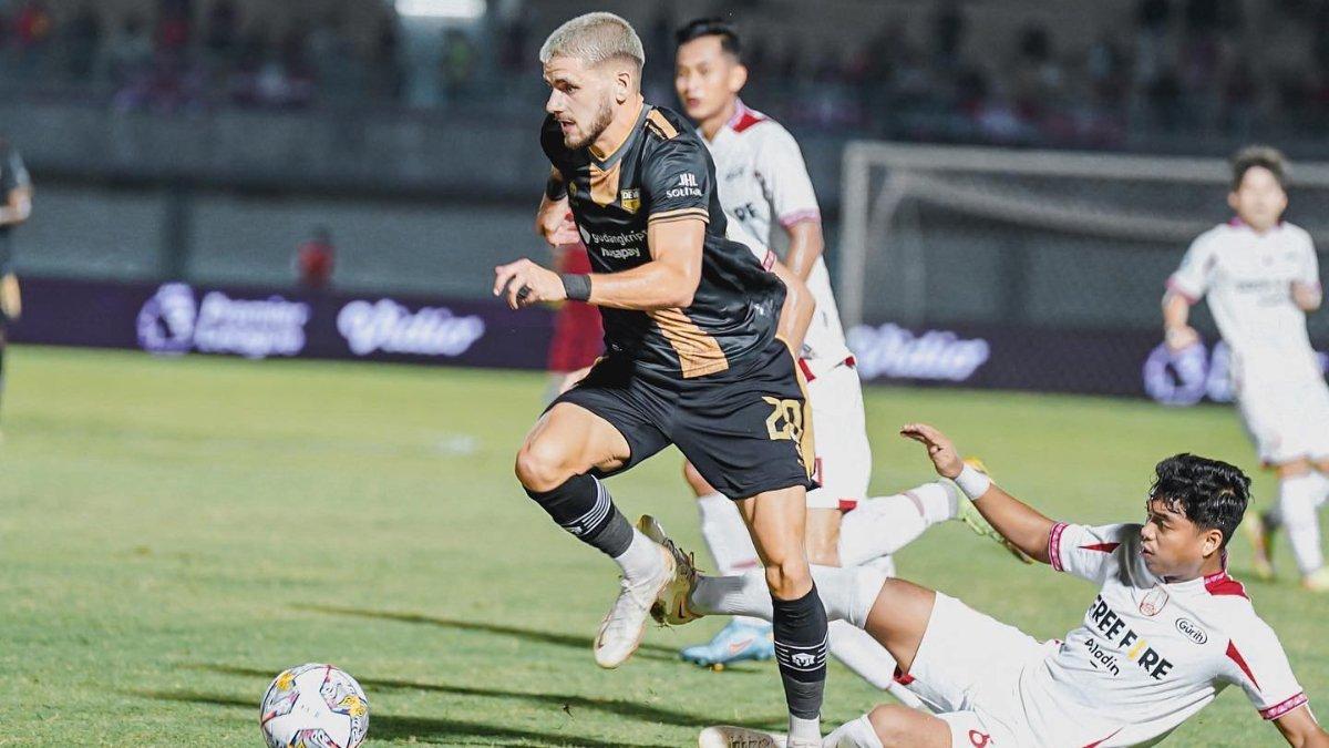 Potret gelandang serang Dewa United saat berduel dengan pemain Persis Solo, Majed Osman.