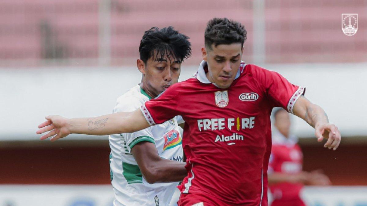 Gelandang serang Persis Solo, Alexis Messidoro saat menghadapi PSS Sleman dalam lanjutan pekan 26 Liga 1 2022 di Stadion Maguwoharjo, Sleman, Yogyakarta pada Selasa (21/2/2023)