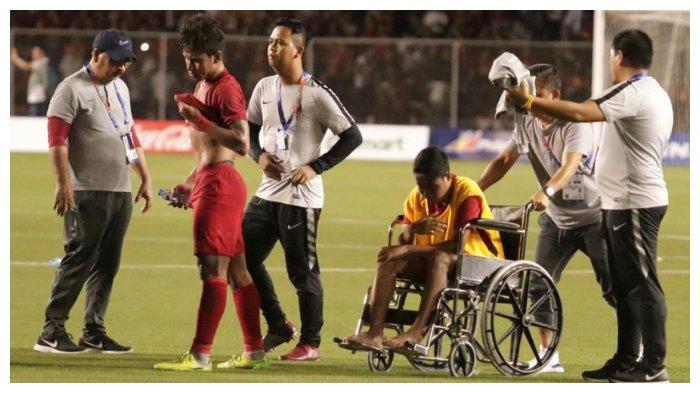 Gelandang Timnas U-23 Indonesia, Evan Dimas Darmono mengalami cedera dan harus memakai kursi roda saat pengalungan medali pada SEA Games 2019 di Stadion Rizal Memorial, Selasa (10/12/2019)
