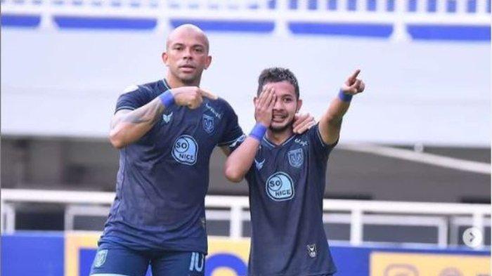 Gian Zola (kanan) dan rekannya di Persela Lamongan, Ivan Carlos (kiri) saat berselebrasi seusai mencetak gol ke gawang Persiraja Banda Aceh.