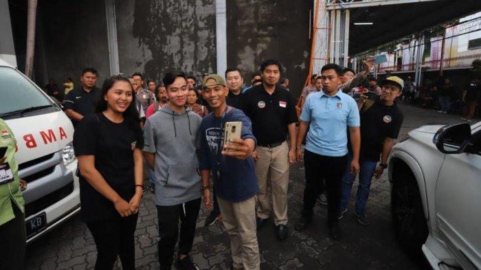 Gibran diserbu penggemar untuk foto bersama.