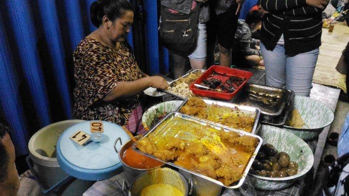 
Hartuti saat melayani pembeli Gudeg Podomoro Relasi di Dusun II, Makamhaji, Kartasura, Kabupaten Sukoharjo, Selasa (23/4/2019). 