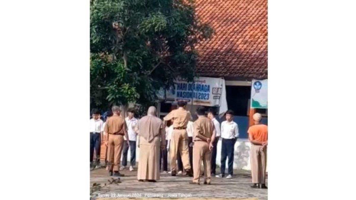 Sebuah video memperlihatkan guru tampar murid SMP setelah upacara beredar viral di media sosial.
