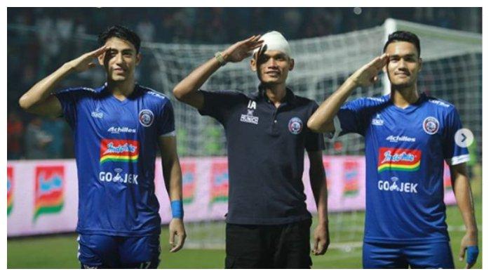 Hanif Sjahbandi (kiri) bersama Ikhfanul Alam (tengah) dan Ahmad Nur Hardianto (kanan) melakukan selebrasi saat mengalahkan Kalteng Putra di Stadion Kanjuruhan, Malang, Selasa (2/4/2019)
