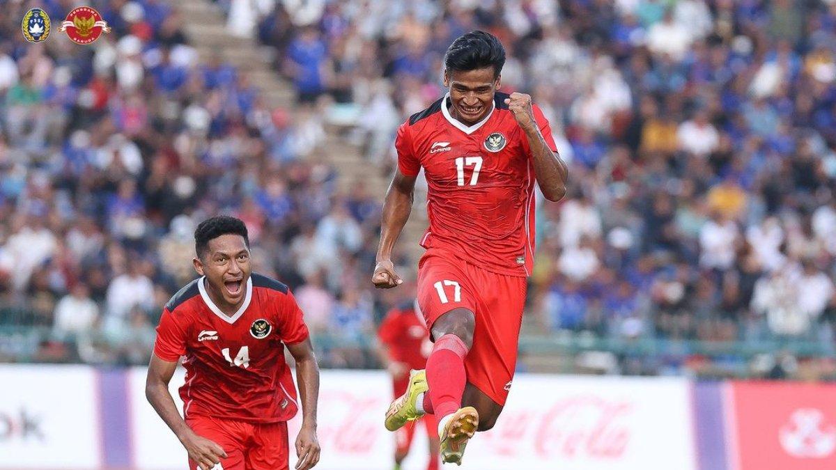 Potret winger lincah Timnas U-22 Indonesia, Irfan Jauhari (nomor 22) saat mencetak gol untuk Skuad Garuda muda di ajang SEA Games 2023 lalu ke gawang Filipina.