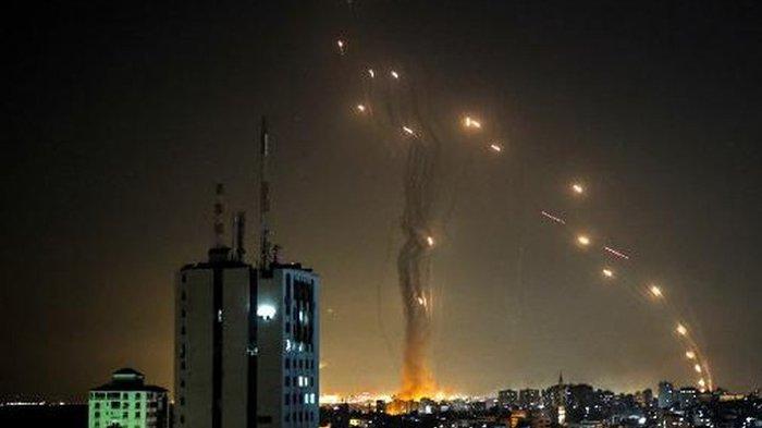 Saat Iron Dome membendung tembakan roket Hamas Palestina yang diluncurkan ke Israel sebagai serangan balasan atas gempuran udara negara itu, Rabu (12/5/2021). Konflik Palestina dan Israel kembali meningkat.
