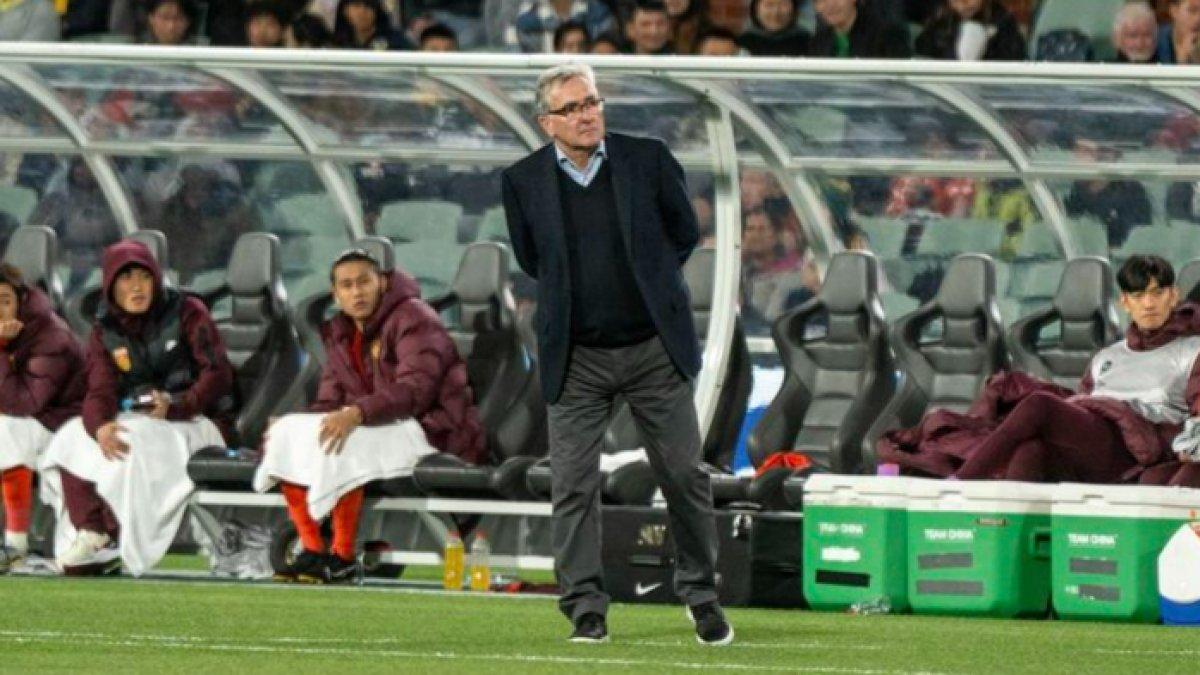 Pelatih China, Branko Ivankovic saat mendampingi anak asuhnya bertanding lawan Australia di Adelaide Oval, Adelaide, Kamis (10/10/2024) malam WIB.