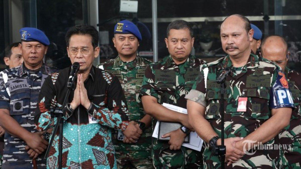 Komandan Pusat Polisi Militer (Danpuspom) TNI Marsda TNI Agung Handoko (kanan) dan Wakil Ketua KPK Johanis Tanak (kedua dari kiri) usai pertemuan di Gedung Merah Putih KPK, Jakarta, Jumat (28/7/2023), mengutip Tribunnews.