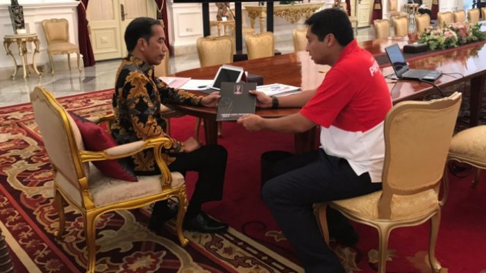 Ketua Steering Committee (SC) Piala Presiden 2018, Maruarar Sirait menyampaikan laporan langsung kepada Presiden Joko Widodo (Jokowi), soal penyelenggaraan fase grup Piala Presiden di Istana Negara, Jakarta, Kamis (1/2/2018).