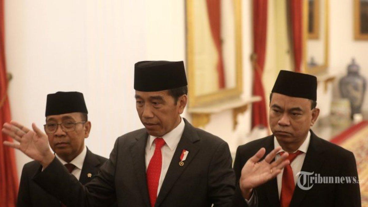 Presiden Joko Widodo didampingi Mensesneg Pratikno dan Menteri Komunikasi dan Informatika (Menkominfo) Budi Arie Setiadi memberi keterangan usai acara pelantikan di Istana Negara, Jakarta, Senin (17/7/2023). Presiden melantik Budi Arie Setiadi yang sebelumnya menjabat Wakil Menteri Desa Pembangunan Daerah Tertinggal dan Transmigrasi (PDTT) menjadi Menteri Komunikasi dan Informatika (Menkominfo) menggantikan Johnny G Plate. TRIBUNNEWS/IRWAN RISMAWAN
