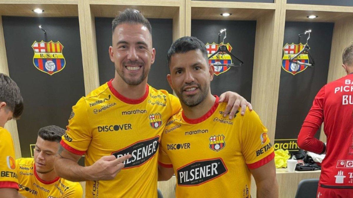 Jonathan Bauman dan Sergio Aguero mengenakan seragam Barcelona Sporting Club.
